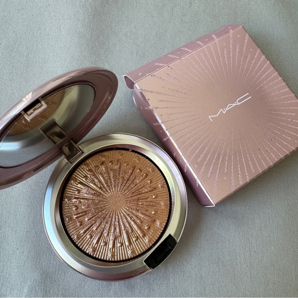 MAC Cosmetics Extra Dimension Skin Finish Highlighter